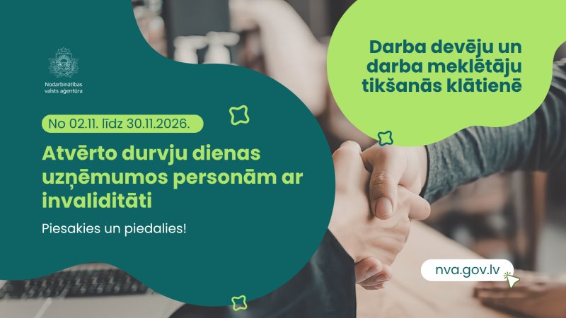 NVA informatīvs baneris par Atvērto durvju dienām uzņēmumos personām ar invaliditāti, kas norisināsies no 2026. gada 2. līdz 30. novembrim. Attēlā redzams divu cilvēku rokasspiediens. Teksts aicina darba devējus un darba meklētājus tikties klātienē, pieteikties pasākumam un piedalīties tajā.