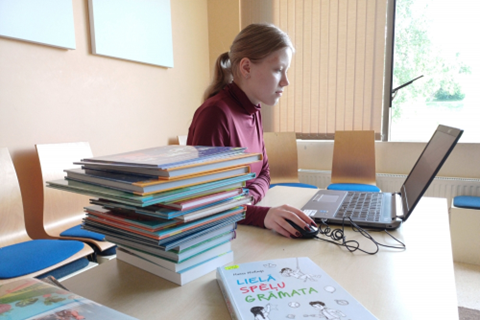 Valmieras Viestura vidusskolas 11. klases skolniece Ivita Grīnvalde vasaras darbu uzsākusi Valmieras Integrētajā bibliotēkā.