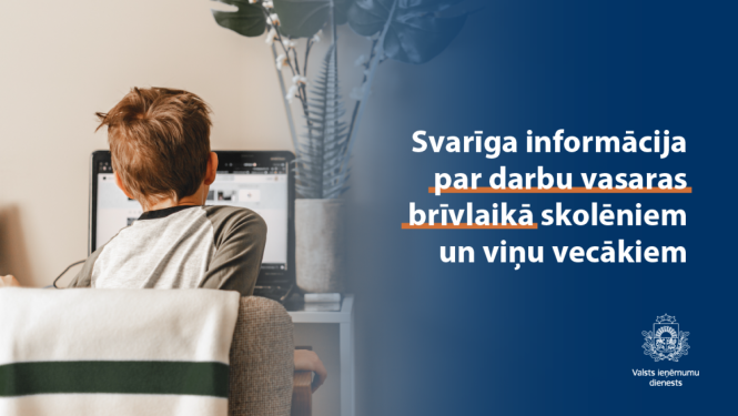 Ilustratīvs attēls: bērns sēž un skatās datorā