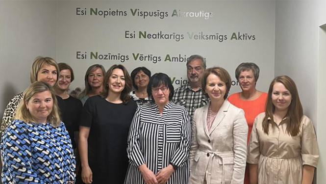 NVA direktore un darbinieki Rīgas reģionālās filiāles klientu apkalpošanas centra Valkā atklāšanā