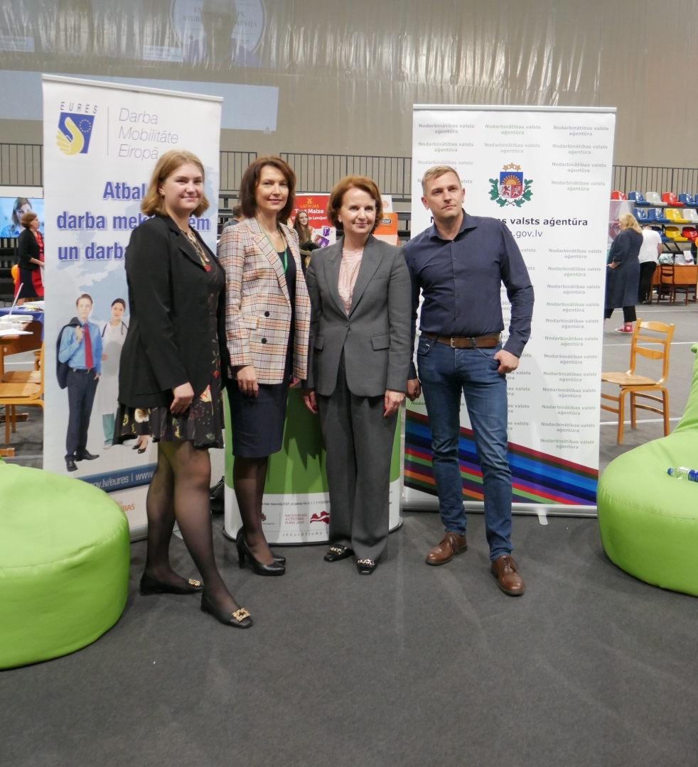 Daugavpils Olimpiskā centra Lielajā zālē darba meklētāji satikās ar darba devējiem