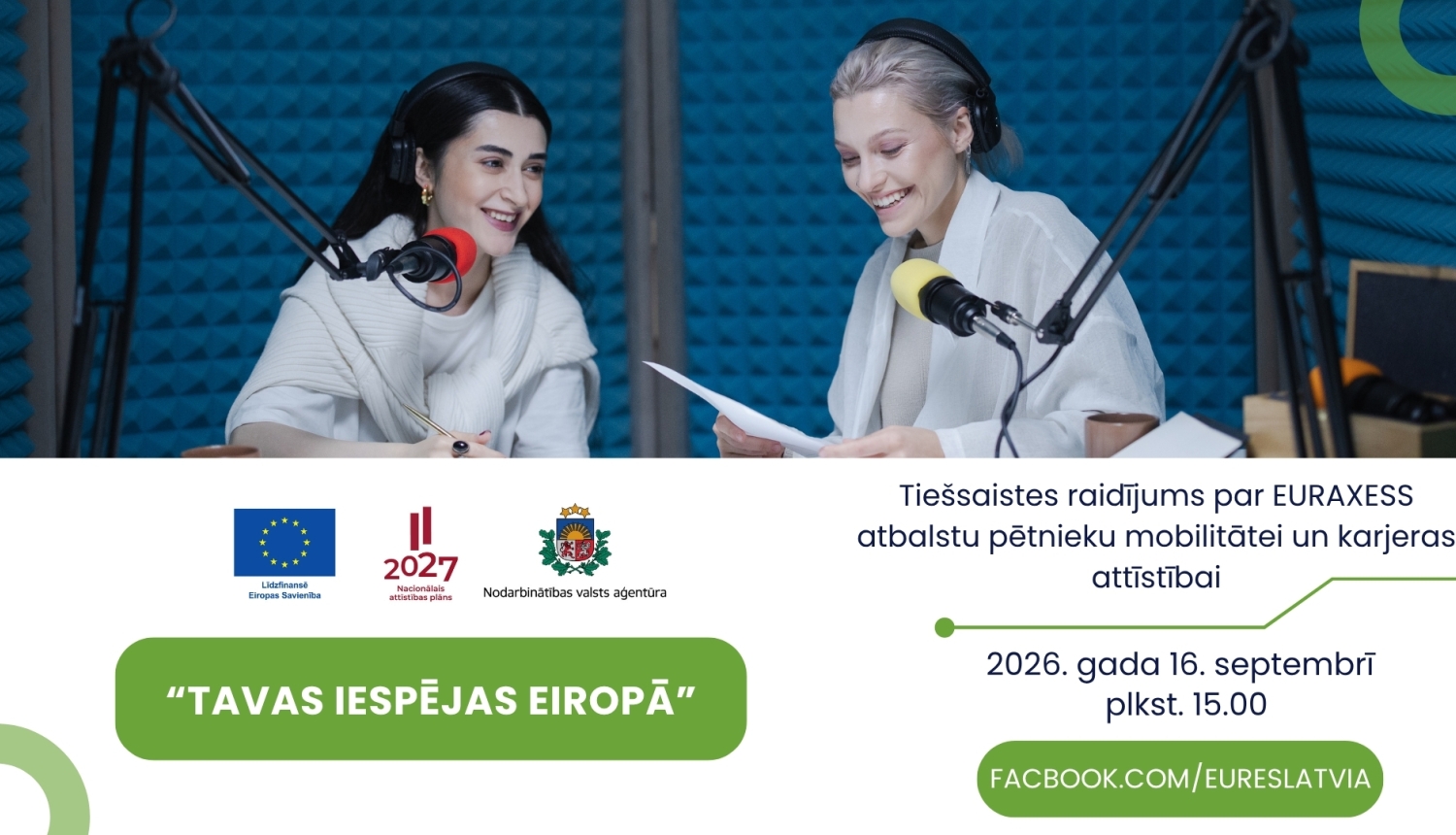 Lapā divas sievietes sarunājas podkāstā un atkārtota informācija par raidījumu