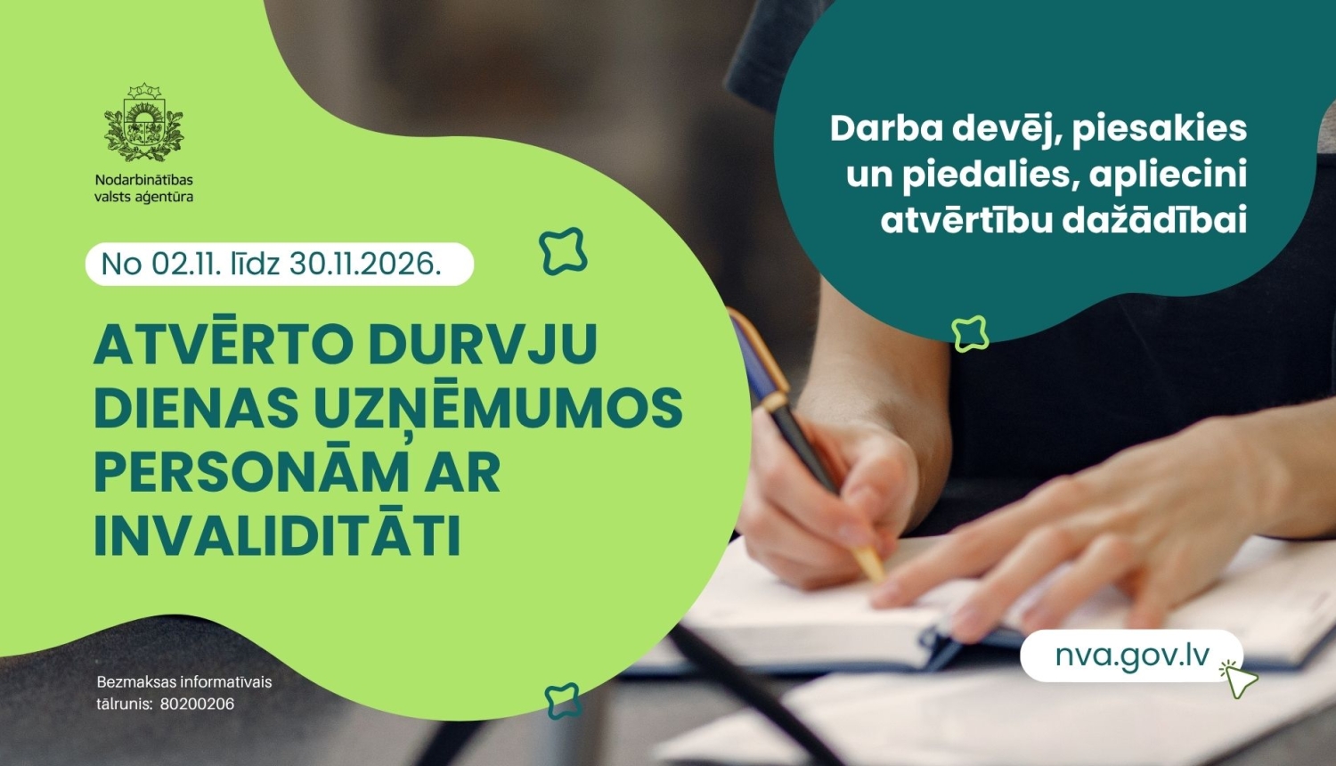 Reklāmas baneris par Atvērto durvju dienām uzņēmumos personām ar invaliditāti, kas norisināsies no 2026. gada 2. līdz 30. novembrim. Attēlā redzams darba devējs, kurš reģistrējas dalībai pasākumā.