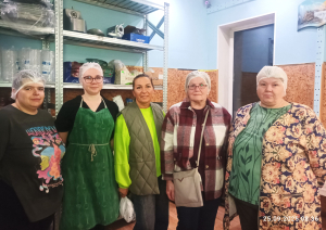Pasākuma “Atvērto durvju dienas uzņēmumos personām ar invaliditāti” foto, kur redzami dalībnieki uzņēmuma apmeklējuma laikā