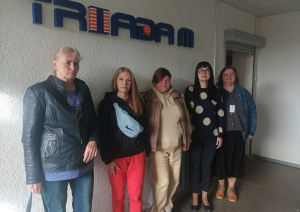 Pasākuma “Atvērto durvju dienas uzņēmumos personām ar invaliditāti” foto, kur redzami dalībnieki uzņēmuma apmeklējuma laikā