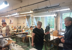 Pasākuma “Atvērto durvju dienas uzņēmumos personām ar invaliditāti” foto, kur redzami dalībnieki uzņēmuma apmeklējuma laikā