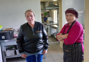 Pasākuma “Atvērto durvju dienas uzņēmumos personām ar invaliditāti” foto, kur redzami dalībnieki uzņēmuma apmeklējuma laikā