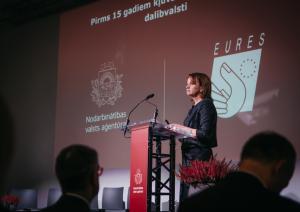 Uz skatuves Nodarbinātības valsts aģentūras direktore Evita Simsone