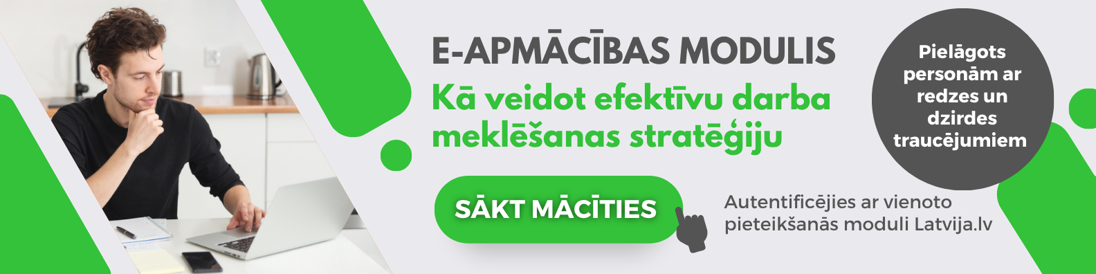 Nodarbinātības valsts aģentūras e-apmācības moduļa reklāmas baneris. Kreisajā pusē attēlots cilvēks, kas sēž pie galda un strādā ar klēpjdatoru. Labajā pusē redzams teksts, kas informē par e-apmācību “Kā veidot efektīvu darba meklēšanas stratēģiju”, pielāgotu personām ar redzes un dzirdes traucējumiem.