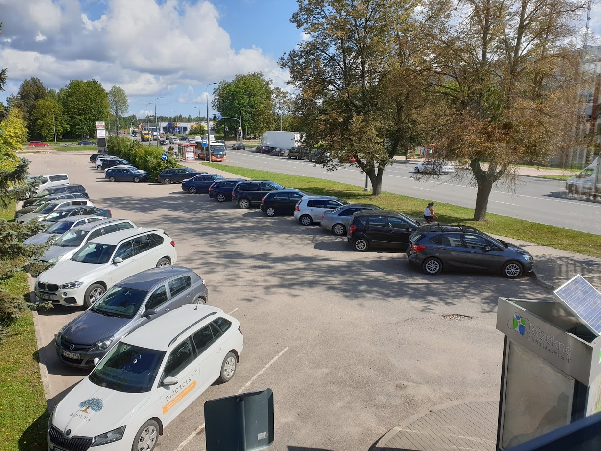 Autostāvvieta pie Rēzeknes filiāles