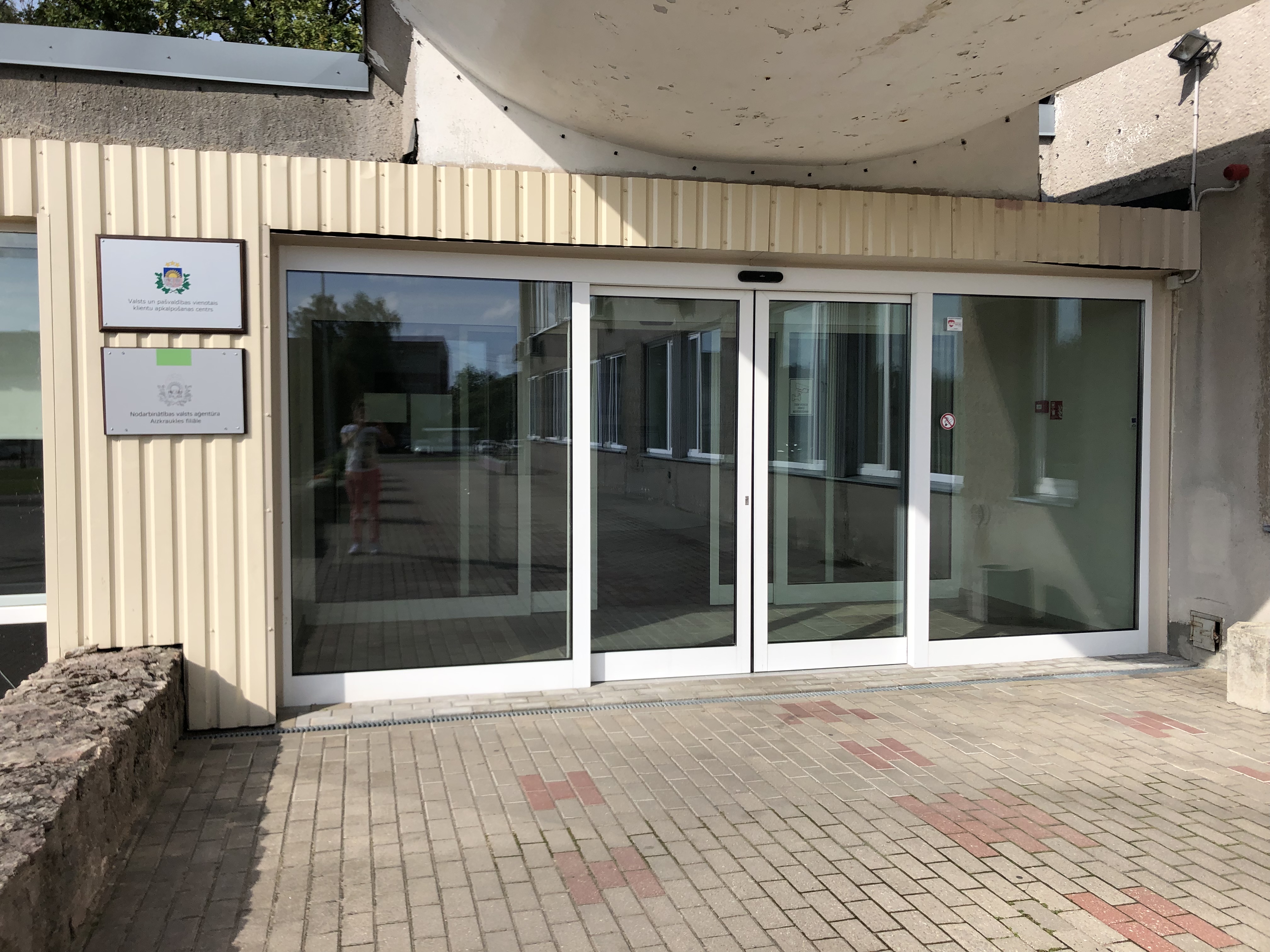 Jēkabpils filiāles Aizkraukles klientu apkalpošanas centra ieejas durvis
