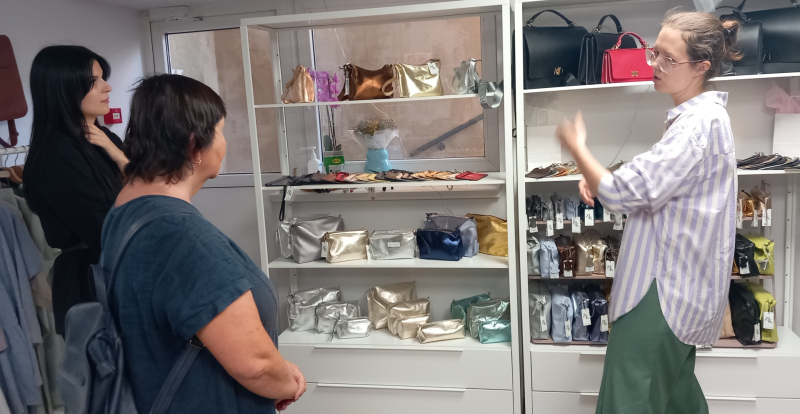 Apģērbu dizainere Zelma Pīgožne iepazīstināja darba meklētājas ar uzņēmuma darbību, produkciju un pastāstīja par veikala pārdevēja darba pienākumiem