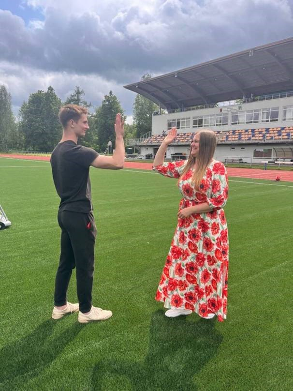 Valkas novada Bērnu-jaunatnes sporta skolas direktore Inese Kāposte ir apmierināta ar 17 gadu vecā Artūra Aleksandra Beļakova paveikto darbu. Jaunietis jau otro gadu strādā Nodarbinātības valsts aģentūras īstenotajā programmā par skolēnu nodarbinātību vasaras brīvlaikā. FOTO: INESE KĀPOSTE