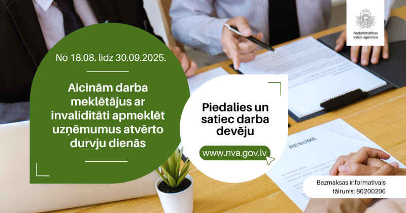Trīs cilvēki sēž pie galda un komunicē par darba iespējām, un vienam no viņiem zem rokām ir CV.