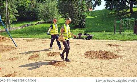 Skolēni vasaras darbos. Foto: Latvijas Radio Latgales studija