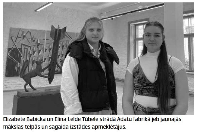 Foto: Elizabete Babicka un Elīna Lelde Tūbele strādā Adatu fabrikā jeb jaunajās mākslas telpās un sagaida izstādes apmeklētājus