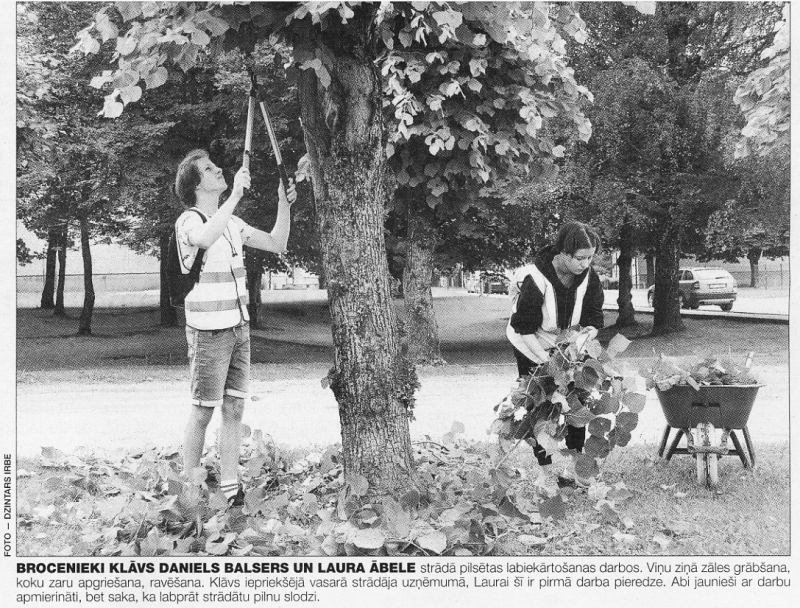 Foto: BROCENIEKI KLĀVS DANIELS BALSERS UN LAURA ĀBELE strādā pilsētas labiekārtošanas darbos