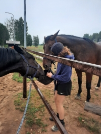 Anna Miķelsone vasaras brīvlaikā strādā biedrības “Eguss” zirgu stallī