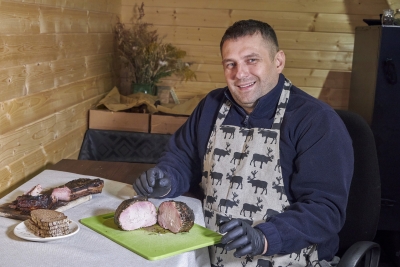 IK Lobumeņš īpašnieks Jānis Silabriedis ar sava uzņēmuma produkciju