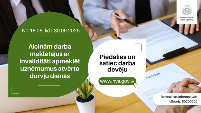 Trīs cilvēki sēž pie galda un komunicē par darba iespējām, un vienam no viņiem zem rokām ir CV.