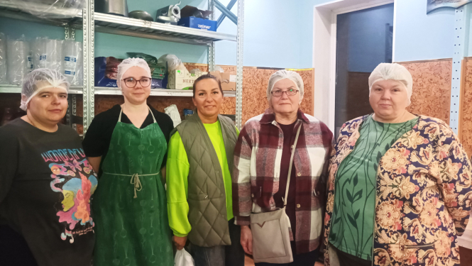 Pasākuma “Atvērto durvju dienas uzņēmumos personām ar invaliditāti” foto, kur redzami dalībnieki uzņēmuma apmeklējuma laikā