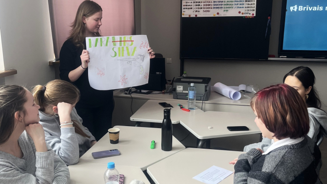 Jaunieši piedalās karjeras darbnīcā un diskutē par savām nākotnes iespējām.