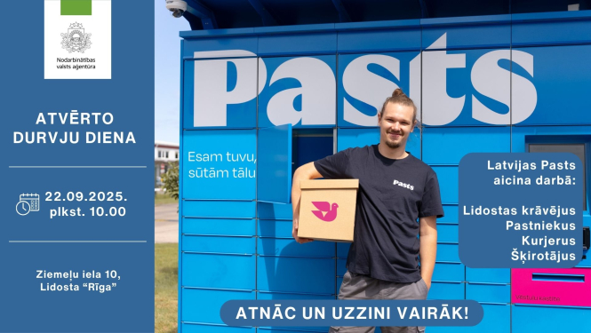 Plakāts. Atvērto durvju diena Latvijas Pastā. Smaidīgs pastnieks pie pakomāta.