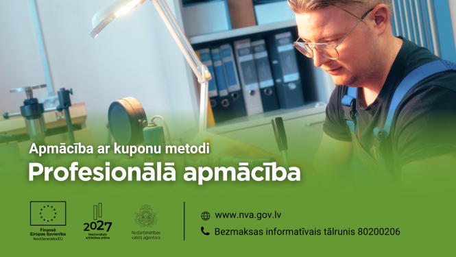 Vīrietis darbnīcā apgūst darbu ar metālapstrādes iekārtām, koncentrējoties uz precīzu detaļu apstrādi