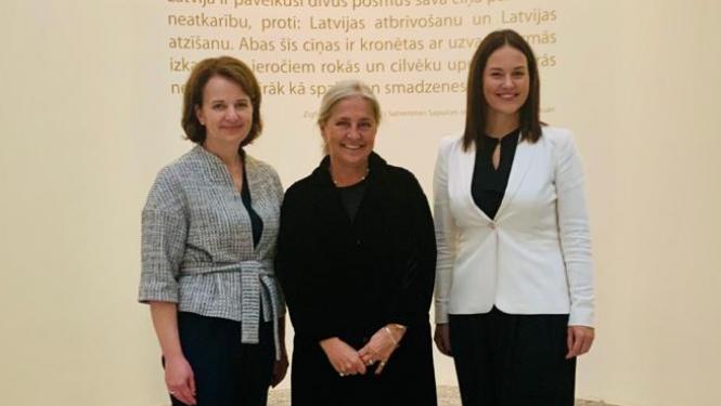 Foto: NVA direktore Evita Simsone, Ārlietu ministrijas Speciālo uzdevumu vēstniece diasporas jautājumos Elita Gavele, NVA direktora vietniece Kristīne Stašāne