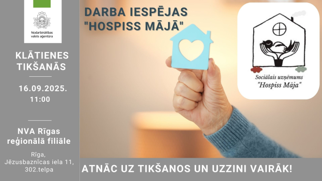 Labajā pusē redzama roka, kas tur gaiši zilas krāsas mājiņas formu ar sirds simbolu vidū.  Afiša par klātienes tikšanos NVA Rīgas filiālē 2025. gada 16. septembrī par darba iespējām sociālajā uzņēmumā “Hospiss Māja”.