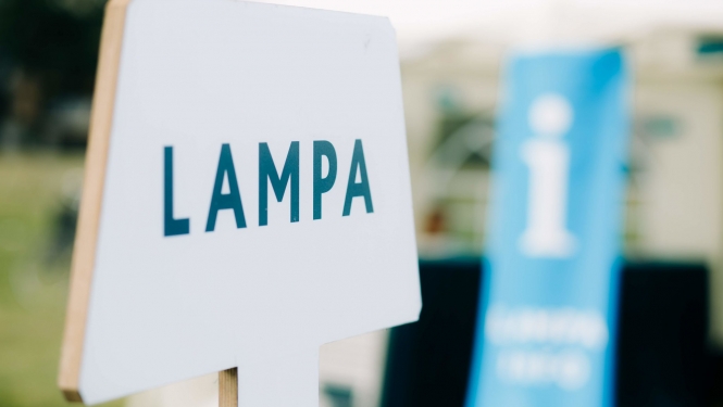 Attēls no Sarunu festivāls “Lampa”. Uz attēla plāksnes ar nosaukumu “Lampa”