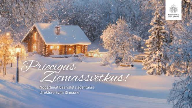 Ziemas ainava ar sniegotu lauku māju un apsnigušiem kokiem, logos mirdz mājīga gaisma.