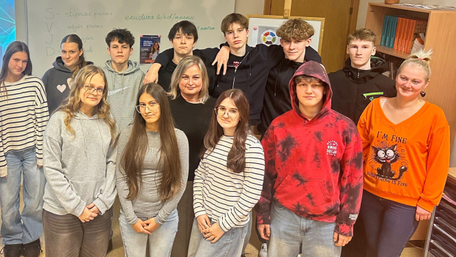 Jaunieši piedalās karjeras darbnīcā un diskutē par savām nākotnes iespējām.