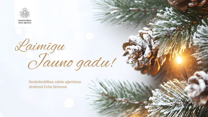 Apsveikuma kartīte ar apsnigušiem egļu zariem, čiekuriem, siltām gaismiņām un tekstu “Laimīgu Jauno gadu!”