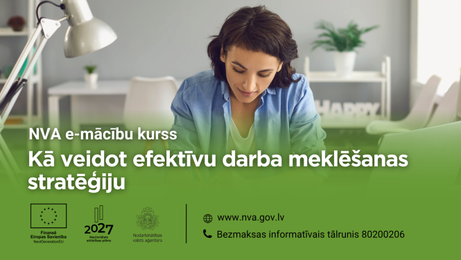 Attēlā redzama sieviete pie rakstāmgalda, kas piedalās NVA e-mācību kursā “Kā veidot efektīvu darba meklēšanas stratēģiju”. Tāpat attēlā iekļauti NVA, Eiropas Savienības un Nacionālā attīstības plāna 2027 logotipi.