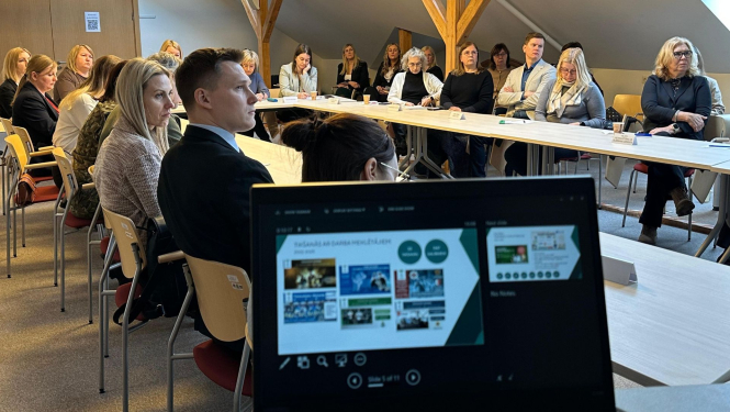 Tikšanās dalībnieki pie sarunu galda