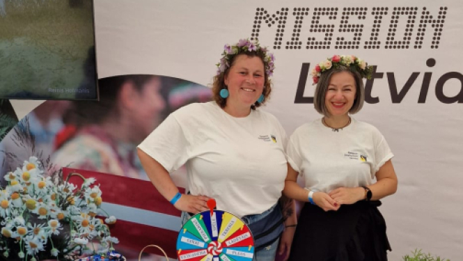 Saulgriežu pasākumā Apvienotajā Karalistē NVA informē tautiešus par atbalstu atgriežoties Latvijā