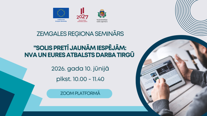 Semināra makets. Attēlā redzams vīrietis pie galda ar planšeti rokās.