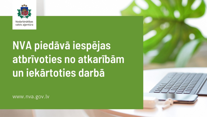 NVA logo, ESF logo ansablis, klēpjdators, galds un zieds