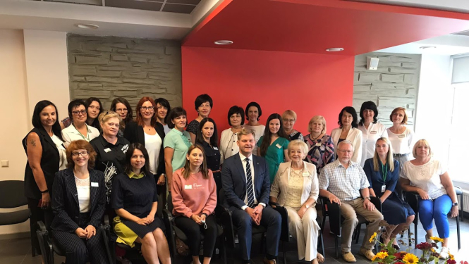 Fotoattēls : NVA kolektīvs, centrā LM ministrs Gatis Eglītis.