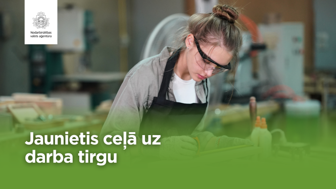 Jauna sieviete strādā darbnīcā. Teksts: Jaunietis ceļā uz darba tirgu. Nodarbinātības valsts aģentūras (NVA) logo.
