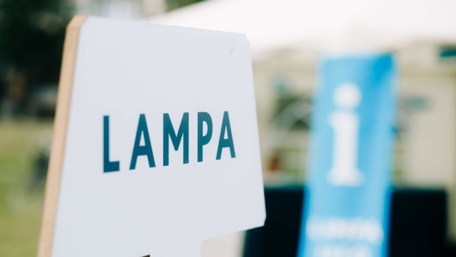 Attēls no Sarunu festivāls “Lampa”. Uz attēla plāksnes ar nosaukumu “Lampa”