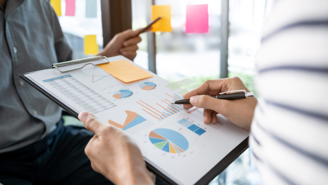 Uz foto vīrietis un sieviete strādā pie statistikas 