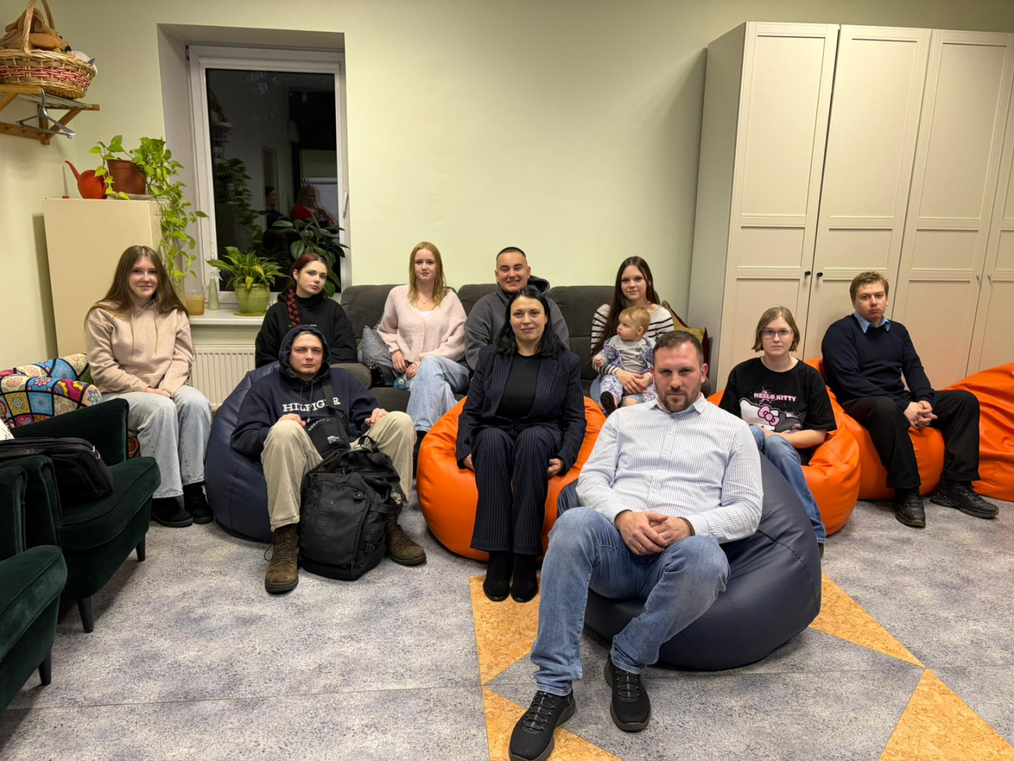 Jaunieši piedalās interaktīvā darbnīcā, diskutē un strādā pie uzdevumiem auditorijā.