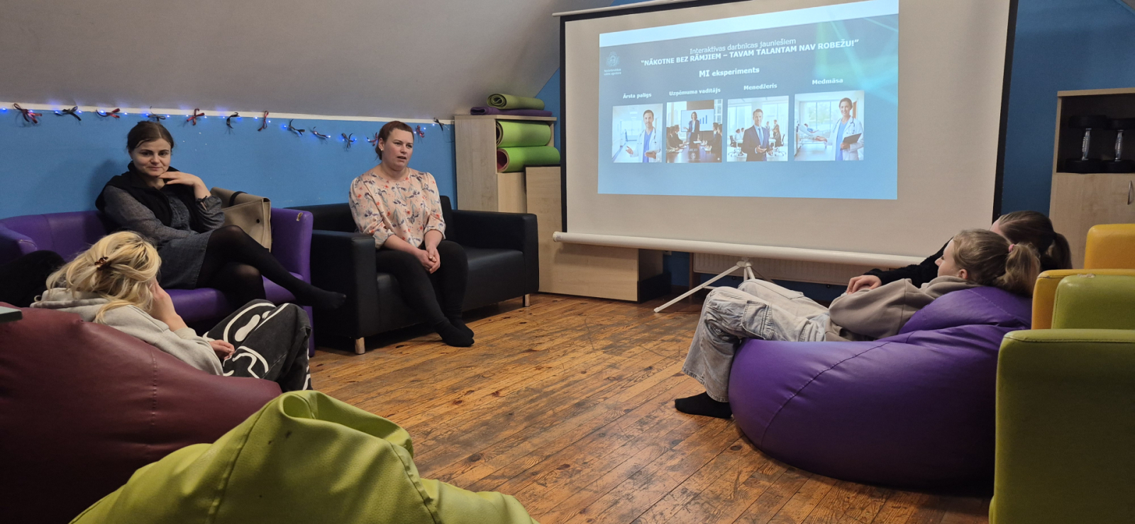 Jaunieši piedalās interaktīvā darbnīcā, diskutē un strādā pie uzdevumiem auditorijā.
