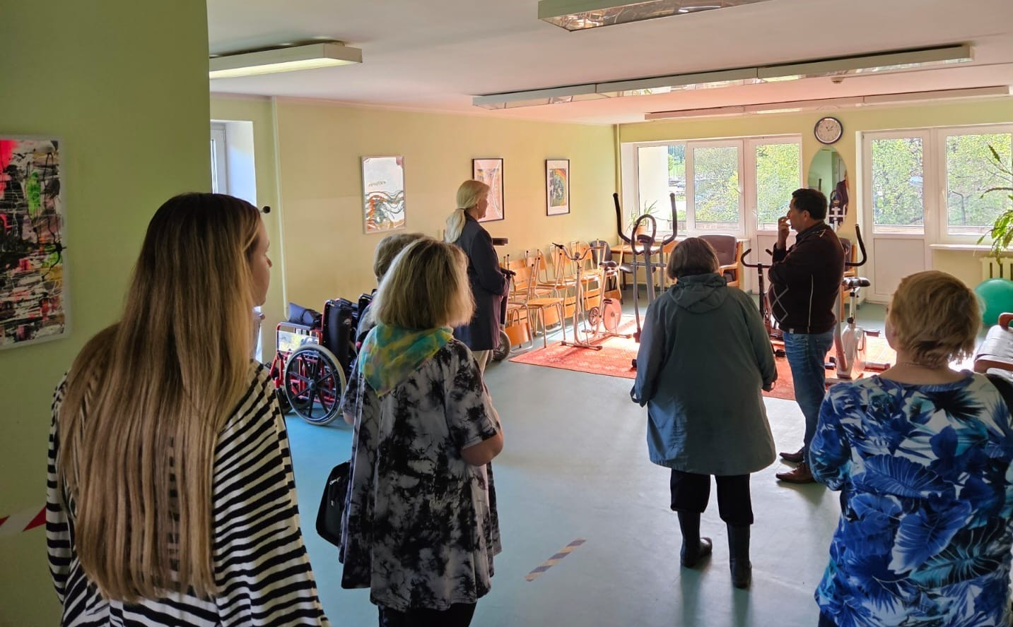 Pasākuma “Atvērto durvju dienas uzņēmumos personām ar invaliditāti” foto, kur redzami dalībnieki uzņēmuma apmeklējuma laikā