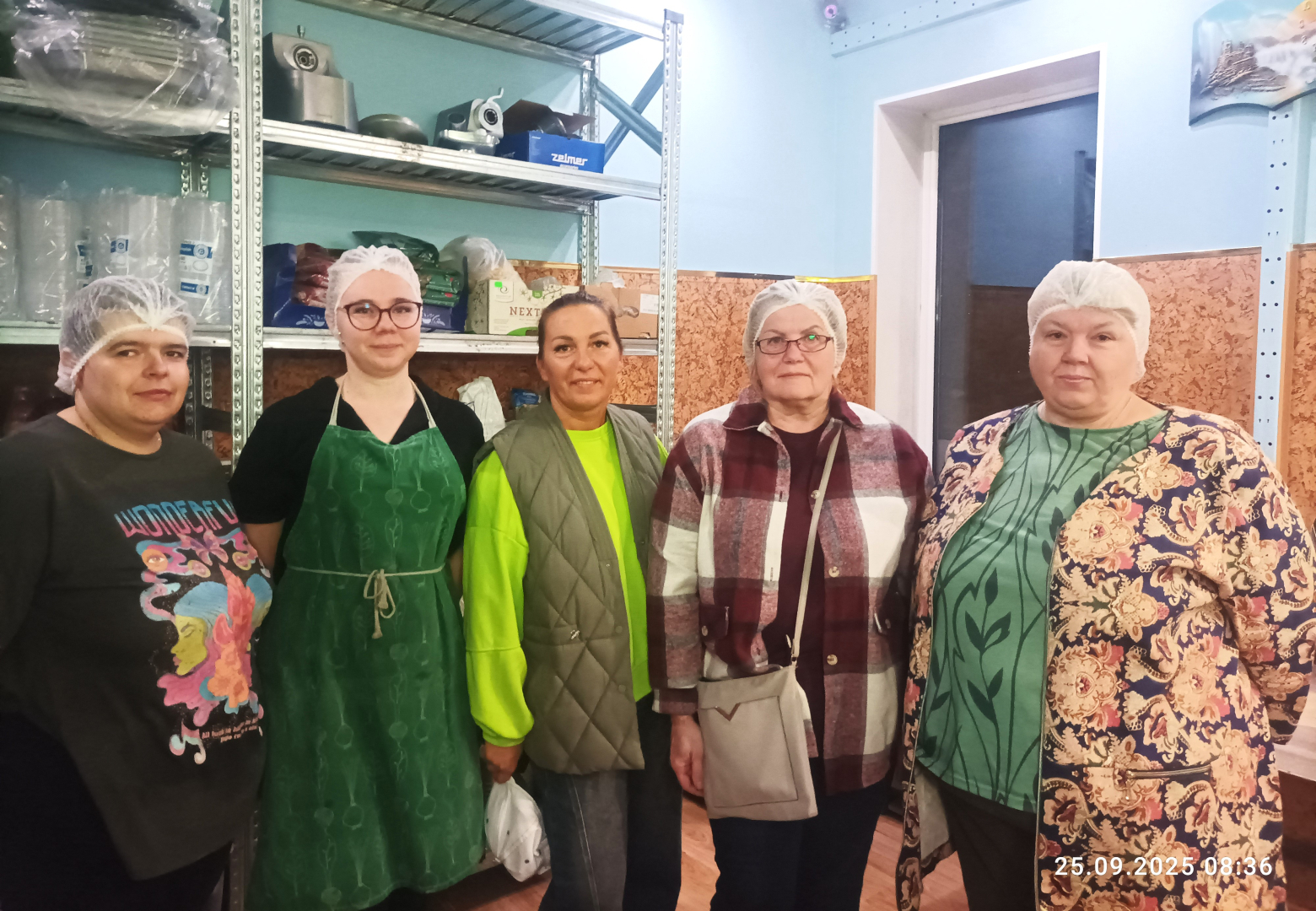 Pasākuma “Atvērto durvju dienas uzņēmumos personām ar invaliditāti” foto, kur redzami dalībnieki uzņēmuma apmeklējuma laikā