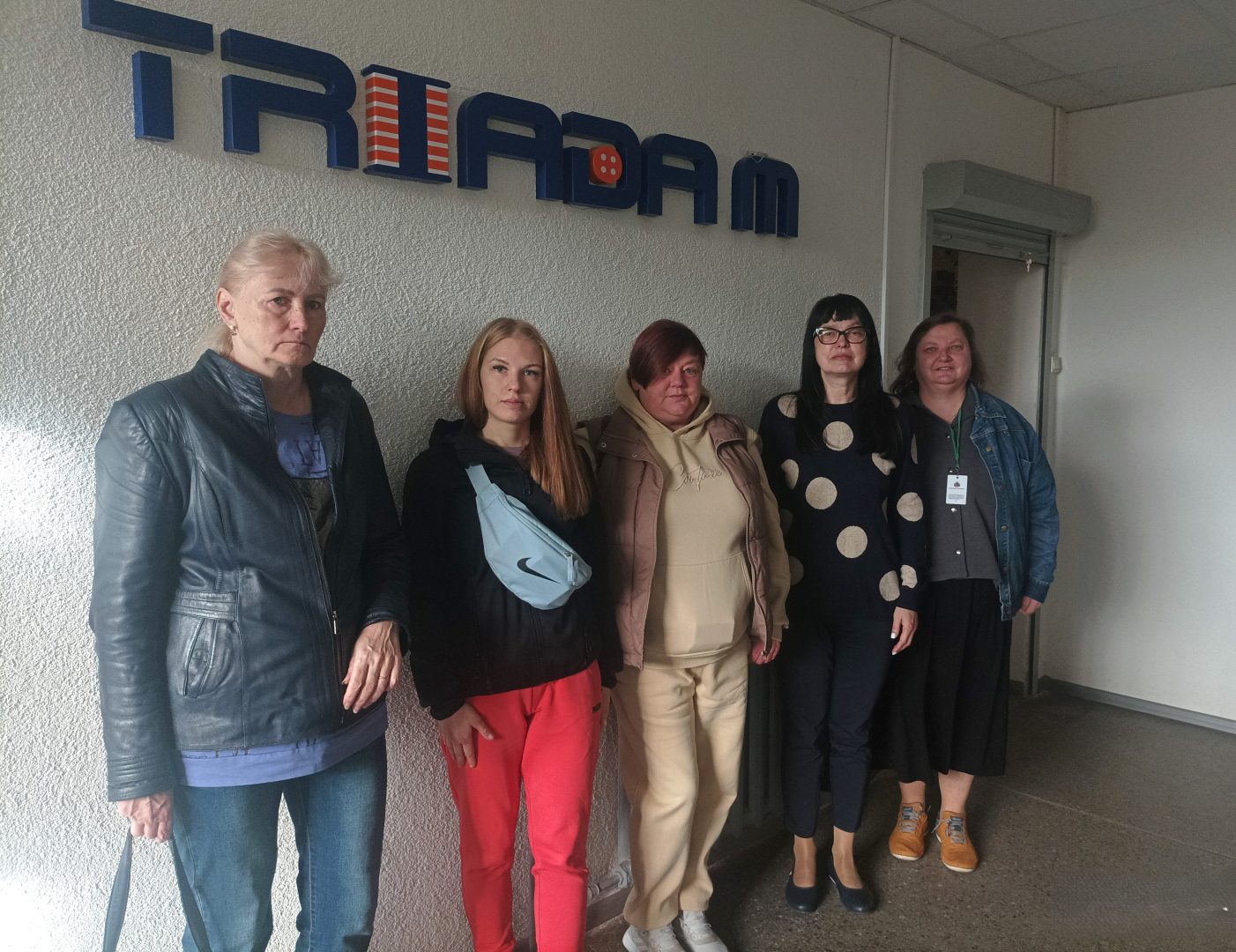 Pasākuma “Atvērto durvju dienas uzņēmumos personām ar invaliditāti” foto, kur redzami dalībnieki uzņēmuma apmeklējuma laikā