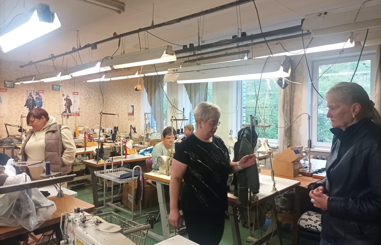 Pasākuma “Atvērto durvju dienas uzņēmumos personām ar invaliditāti” foto, kur redzami dalībnieki uzņēmuma apmeklējuma laikā