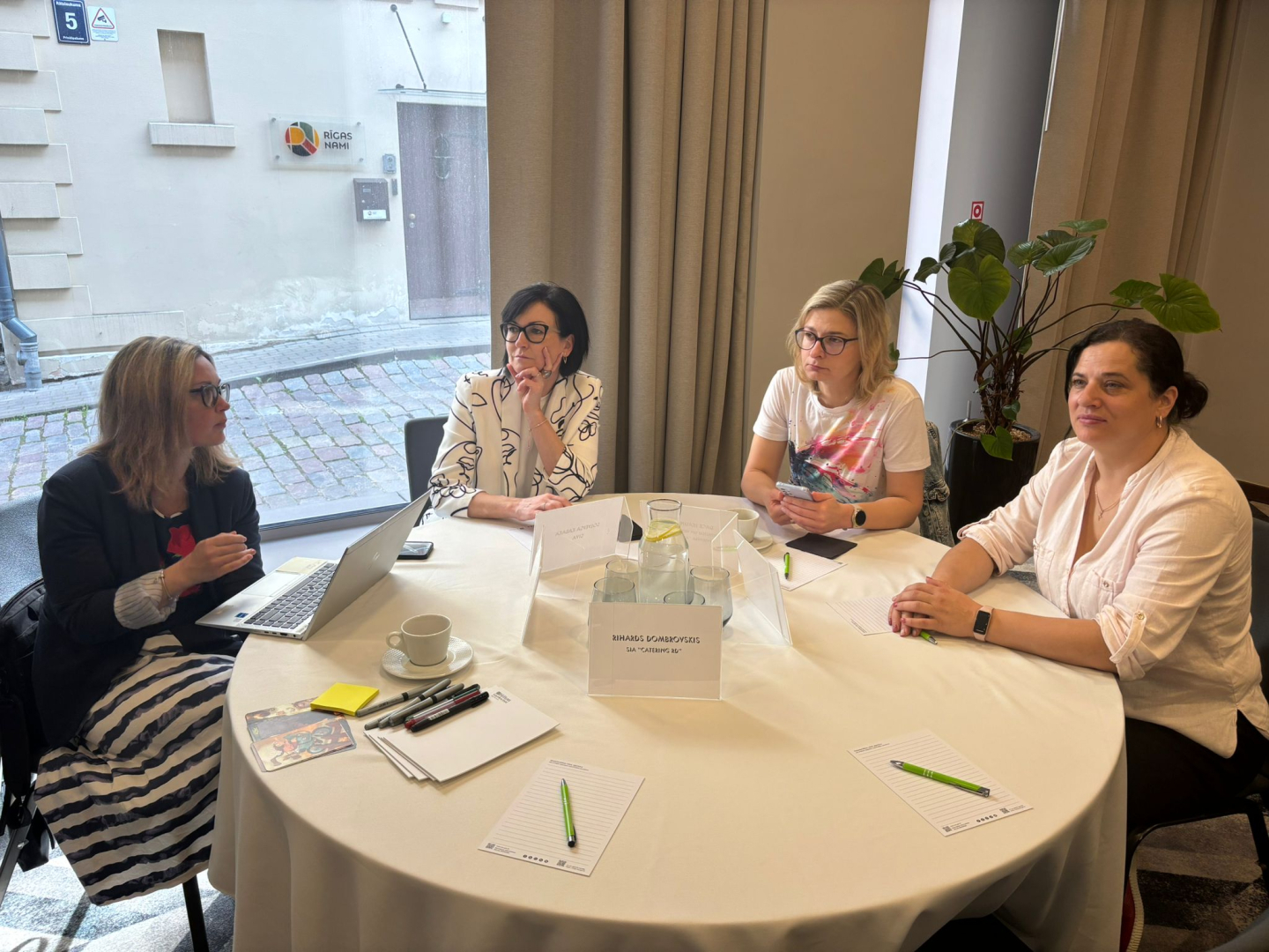 Grupas kopbilde no NVA un NVO domnīcas